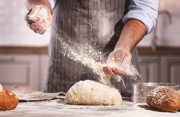 Boulanger travaillant la farine et la pâte